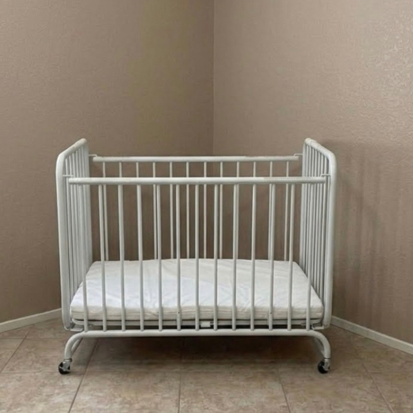 L.A. Baby Deluxe Holiday Mini/Portable Folding Metal Crib